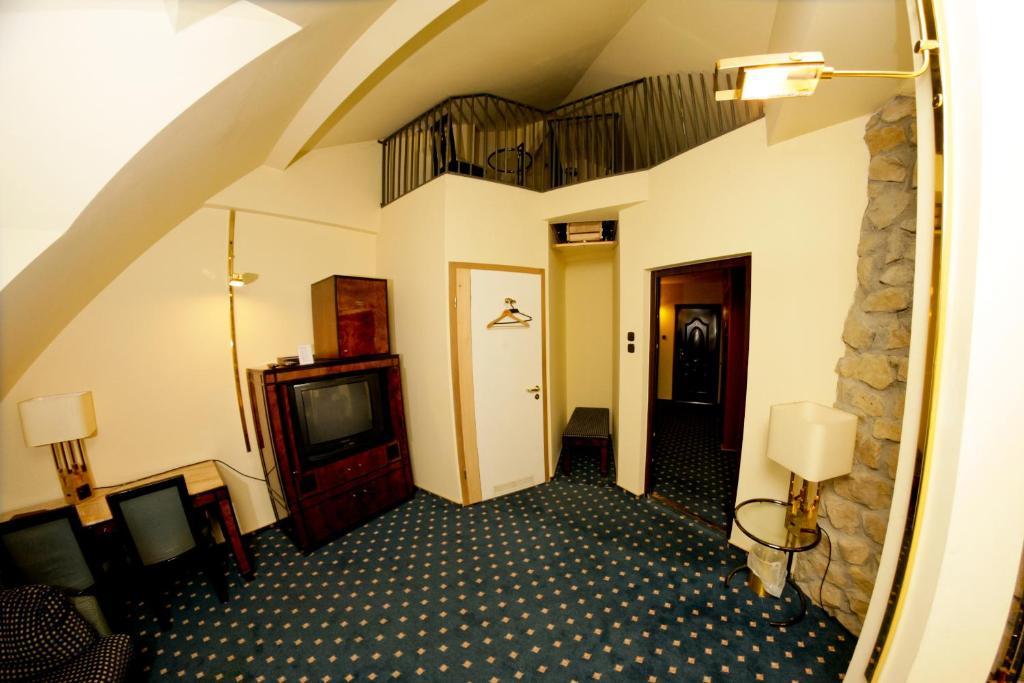 Hotel Podzamcze Tarnów エクステリア 写真