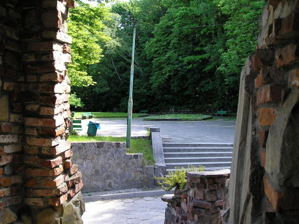 Hotel Podzamcze Tarnów エクステリア 写真