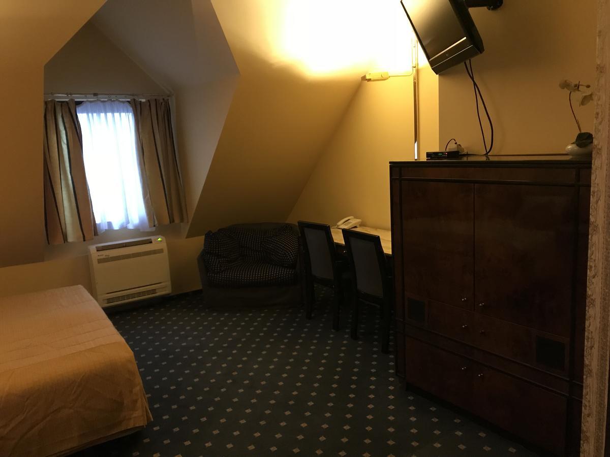 Hotel Podzamcze Tarnów エクステリア 写真