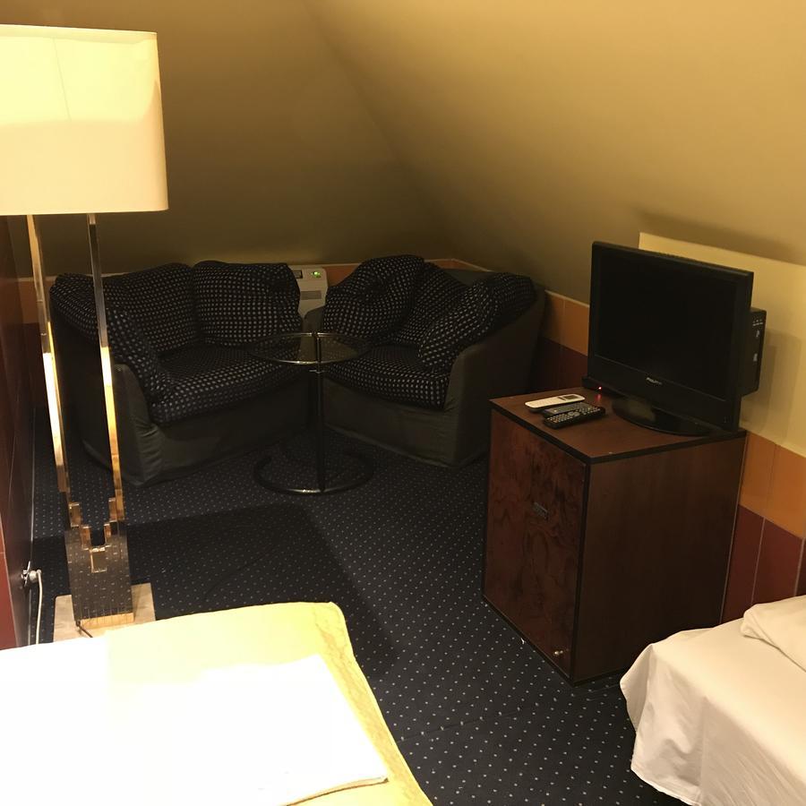 Hotel Podzamcze Tarnów エクステリア 写真