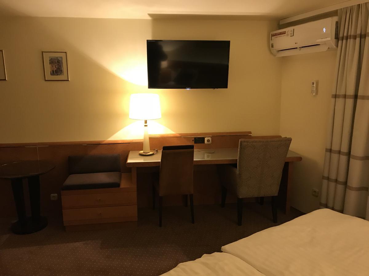 Hotel Podzamcze Tarnów エクステリア 写真